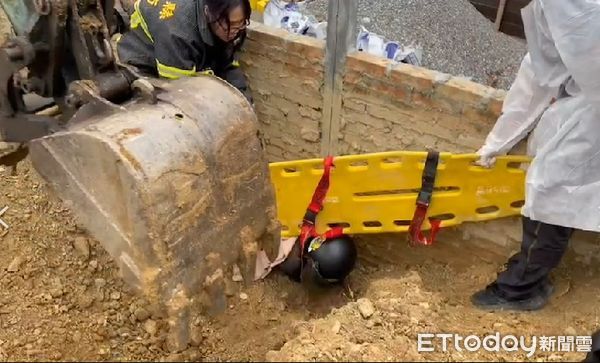 ▲▼台東擋土牆突坍塌，一名工人被埋。（圖／記者楊漢聲翻攝）