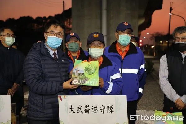 ▲台南市長黃偉哲慰勞長榮大學周遭路燈巡檢人員，並強調2022年底，全市路燈將全數換為LED路燈，未來還會逐步升級為智能路燈，守護市民的安全。（圖／記者林悅翻攝，下同）
