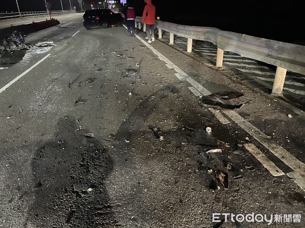 ▲▼26歲男開車過彎「自撞安全島」噴飛　台2線驚險車禍畫面曝。（圖／記者郭世賢翻攝）