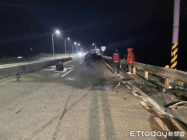 ▲▼26歲男開車過彎「自撞安全島」噴飛　台2線驚險車禍畫面曝。（圖／記者郭世賢翻攝）