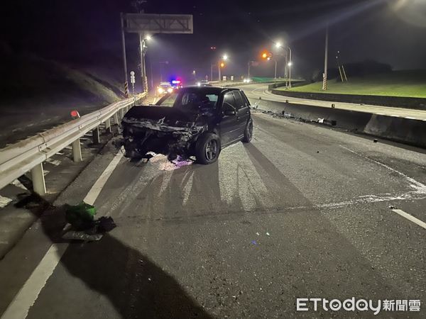 ▲▼26歲男開車過彎「自撞安全島」噴飛　台2線驚險車禍畫面曝。（圖／記者郭世賢翻攝）