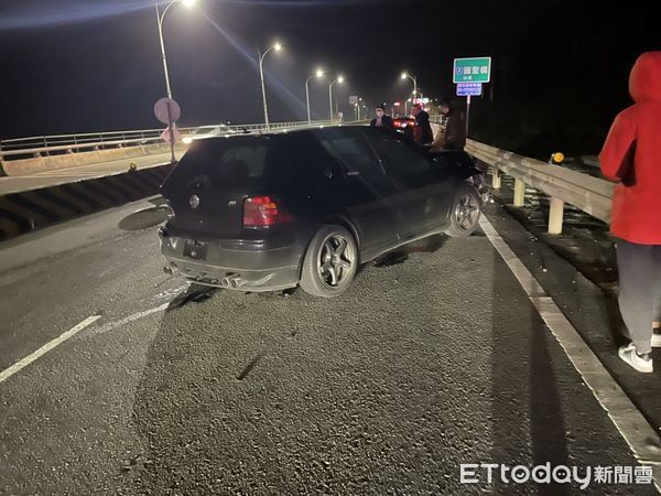 ▲▼26歲男開車過彎「自撞安全島」噴飛　台2線驚險車禍畫面曝。（圖／記者郭世賢翻攝）