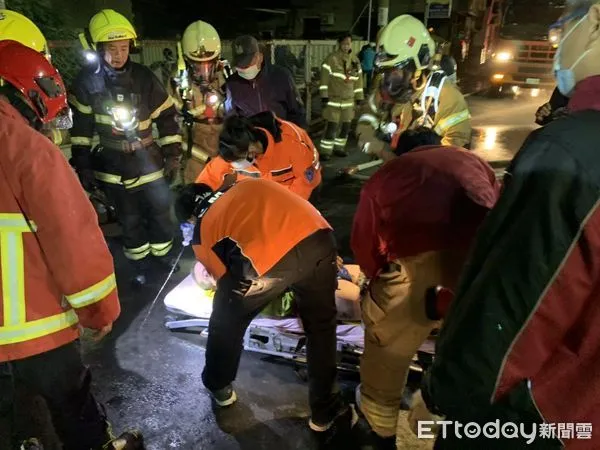 ▲台南市善化區1處鐵皮民宅晚上傳出火警，消防人車前往搶救，火勢約40分鐘撲滅。（圖／民眾提供，下同）