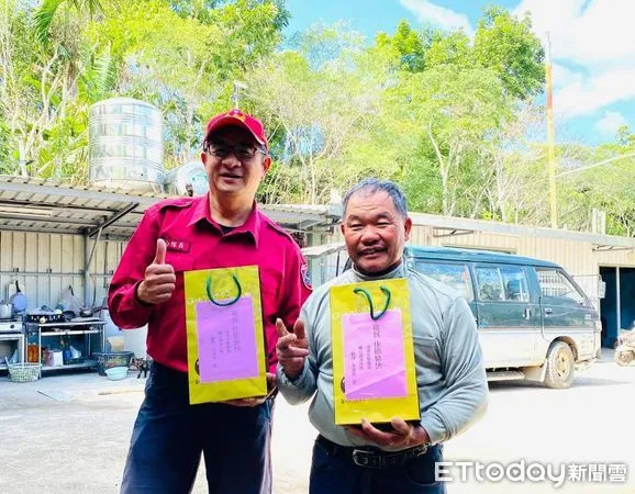 ▲李清亮將自家生產的有機農特產品，分送給台東縣關山消防分隊。（圖／記者楊漢聲翻攝）