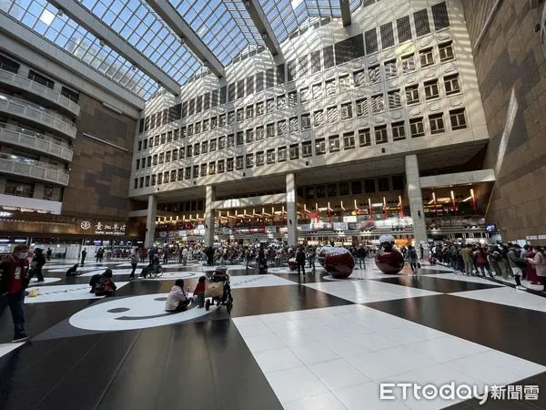 ▲▼北車大廳湧現移工施打疫苗。（圖／記者謝盛帆攝）