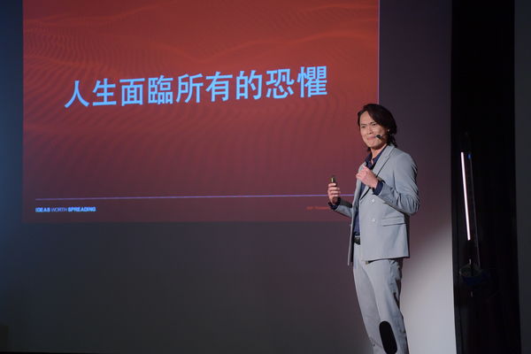 ▲▼黃鐙輝挑戰18分鐘演講 。（圖／TEDxNeihu 提供）