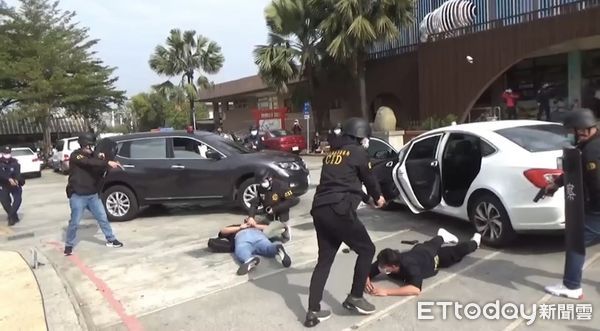 ▲枋寮警分局舉行銀行防搶演練。（圖／記者陳崑福翻攝，下同）