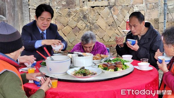 ▲賴清德與平溪獨居阿嬤圍爐發紅包 熱情民眾、志工大喊：總統好。（圖／記者郭世賢翻攝）