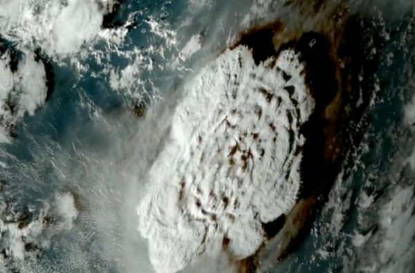 ▲▼太平洋島國東加（Tonga）附近的海底火山劇烈爆發，噴發畫面被日本的衛星拍攝下來。該國已發布海嘯警報。。（圖／翻攝推特@samueloakford）