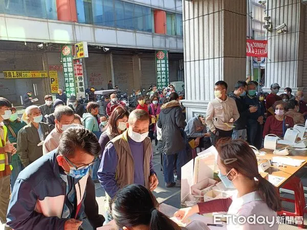 ▲▼彰化民眾搶打疫苗。（圖／記者唐詠絮翻攝）