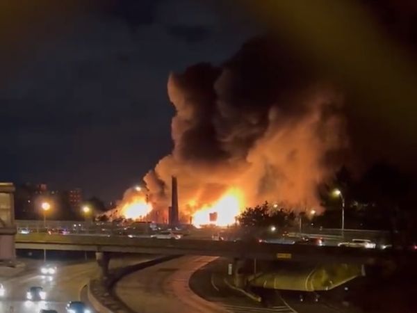 ▲▼ 紐澤西州化工廠起火。（圖／翻攝自Twitter）