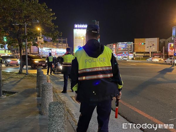 ▲台南市警環監聯手，14日晚上於聯外道路台1線中華東路段及後甲圓環實施聯合稽查勤務，3小時開罰改裝車等違規92件。（圖／記者林悅翻攝，下同）