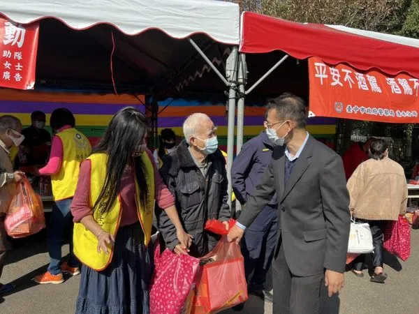 ▲▼清水警分局安寧所舉辦寒冬送暖活動，當場揮毫贈送春聯。（圖／警方提供）