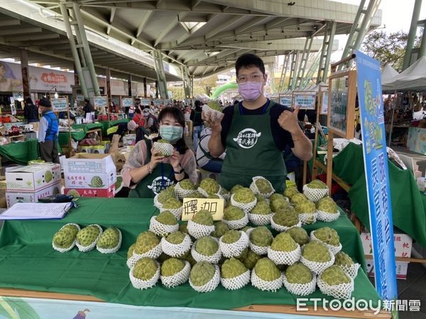 ▲台東縣太麻里地區農會及其轄區內的農民，在台北花博農民市集推廣促銷鳳梨釋迦。（圖／記者楊漢聲翻攝）