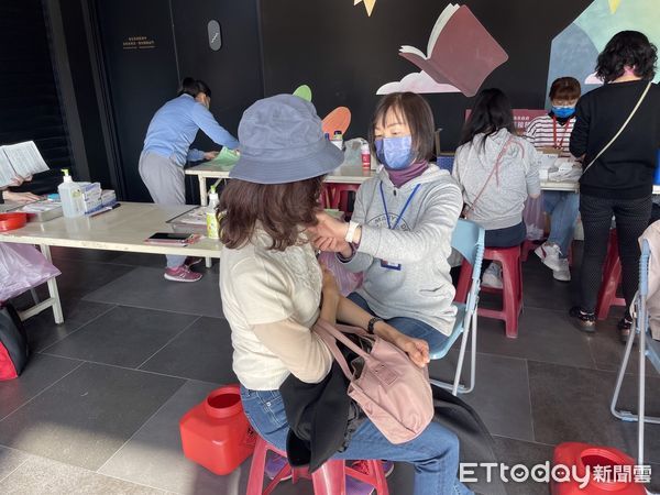 ▲台南市設立COVID-19疫苗接種，許多民眾前往接種加強劑及追加劑。（圖／記者林悅翻攝，下同）