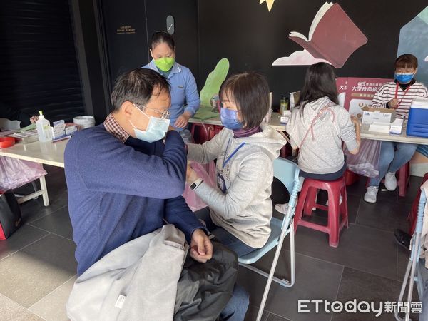 ▲台南市設立COVID-19疫苗接種，許多民眾前往接種加強劑及追加劑。（圖／記者林悅翻攝，下同）