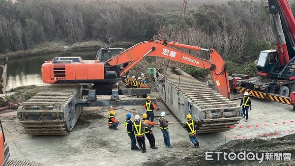 ▲▼水陸兩用怪手進行組裝作業。（圖／記者吳世龍攝）