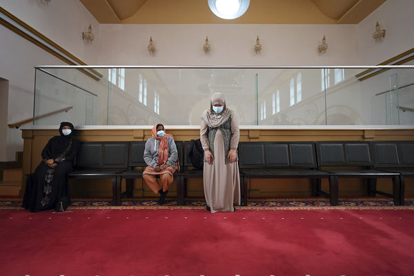 ▲▼穆斯林女性在紐約皇后區清真寺裡祈禱。（圖／達志影像／美聯社）