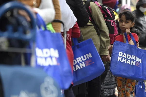 ▲▼紐約皇后區穆斯林在齋戒月結束後向慈善組織領取救濟品。（圖／達志影像／美聯社）