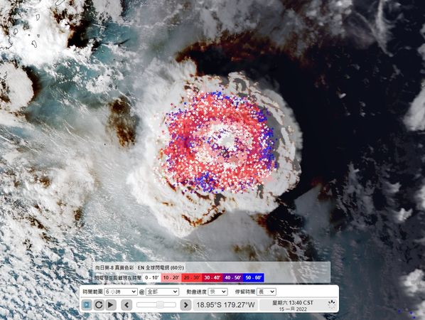 海底火山爆發炸出蕈狀雲　「驚人巨量閃電」影片曝。（圖／翻攝天氣風險臉書）