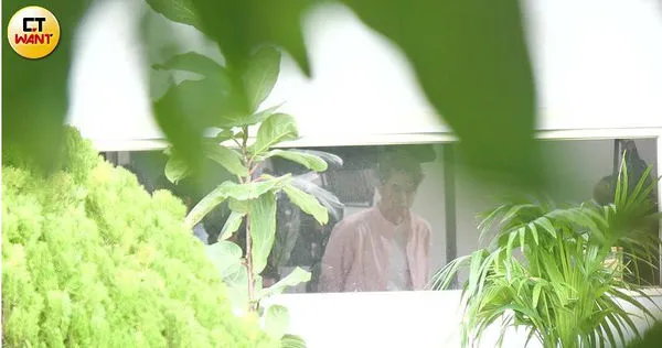 本刊日前直擊吳東諺一身粉色襯衫現身內湖某攝影棚準備拍廣告。（圖／本刊攝影組）