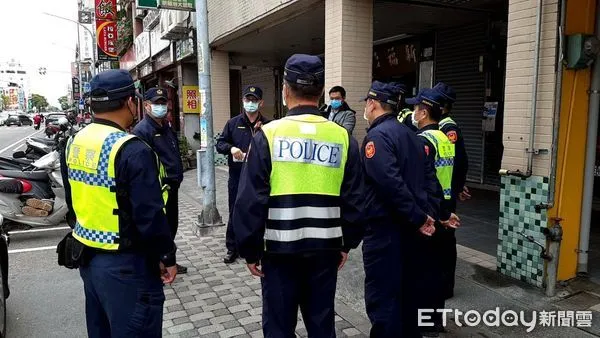 ▲▼台東市展開「淨道專案」取締違規停車，以「併排停車」為首要目標，另針對路旁隨意違規停車等行為加強稽查。（圖／台東警分局提供，下同）