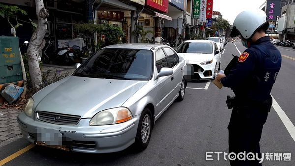 ▲▼台東市展開「淨道專案」取締違規停車，以「併排停車」為首要目標，另針對路旁隨意違規停車等行為加強稽查。（圖／台東警分局提供，下同）