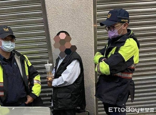 ▲警方找到偷竊司機背包的賴男，還喝飲料故做悠閒狀。（圖／桃園警分局提供）