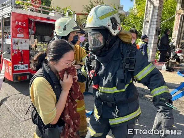 ▲南投市民宅火警，消防隊及時救出3名受困民眾。（圖／記者高堂堯翻攝）