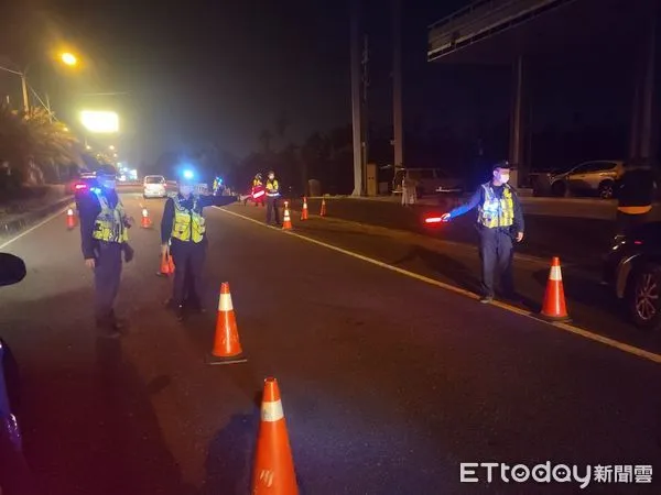 ▲東港警方聯給監理站、環保局人員在南二高交流道下方查稽違規車輛             。（圖／記者陳崑福翻攝，下同）