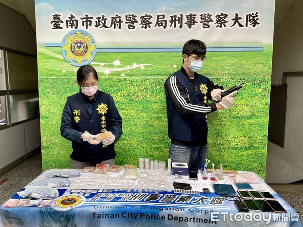 圖：台南市警方前往高市，以霹靂小組武裝警力進行攻堅行動，緝獲潘嫌，起獲手槍及海洛因、安非他命毒品一批。（圖／記者林悅翻攝，下同）