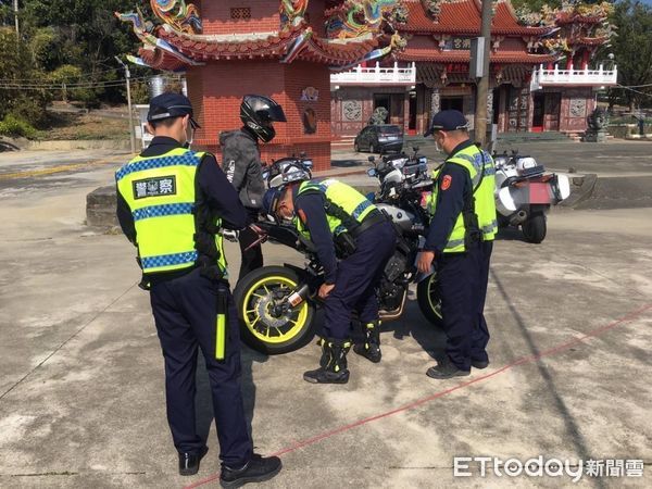 ▲台南市警歸仁警分局聯合交通警察大隊、監理站、環保局，在市道182線龍崎段進行聯合稽查。（圖／記者林悅翻攝，下同）