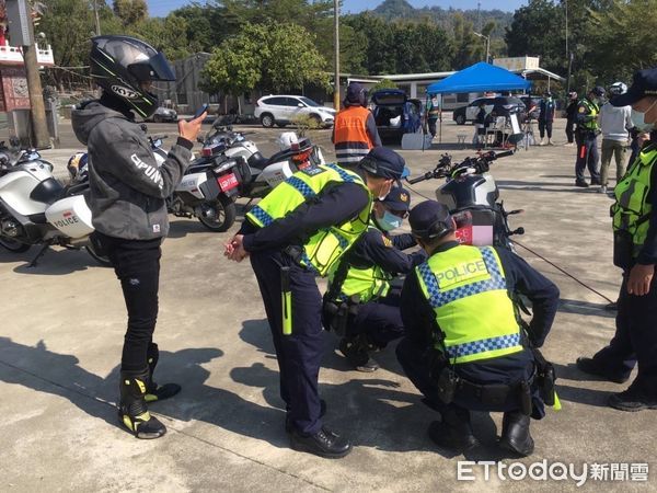 ▲台南市警歸仁警分局聯合交通警察大隊、監理站、環保局，在市道182線龍崎段進行聯合稽查。（圖／記者林悅翻攝，下同）