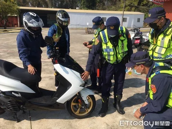 ▲台南市警歸仁警分局聯合交通警察大隊、監理站、環保局，在市道182線龍崎段進行聯合稽查。（圖／記者林悅翻攝，下同）