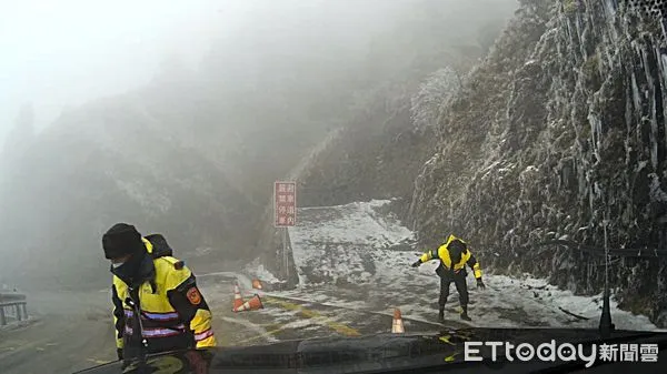 ▲▼奇寒降臨，合歡山出現沒有下雪，路面直接結冰的奇特現象，堪稱20年來僅見。（圖／新城分局提供，下同）