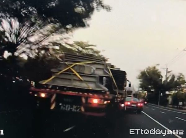 ▲雲林斗六市1月14日發生一起拖板車變換車道不慎，擦撞右側自小客車直接往前推撞50公尺，車禍當下巨大煞車聲嚇壞附近住戶。（圖／記者蔡佩旻翻攝）