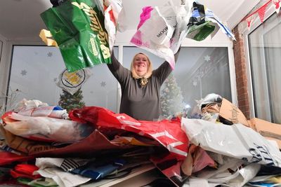 超過1萬個「塑膠袋」擺家中蒐藏　她秀45年戰利品嗨喊：它們是我的孩子