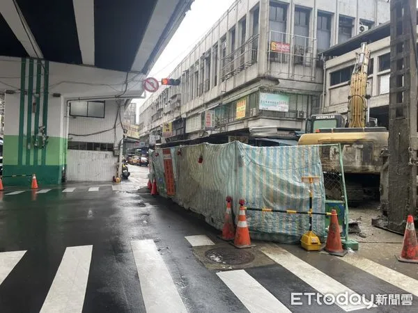▲基隆忠三橋工程圍籬退縮 恢復道路暢通方便採買過年。（圖／記者郭世賢翻攝）