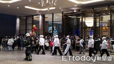 君悅酒店冒火現場曝！濃煙狂竄急疏散258人　雲梯機升空待命