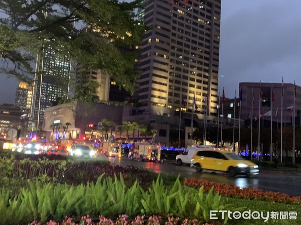 ▲君悅酒店稍早發生火警，現場出動八、九台消防車。（圖／記者李佳蓉攝）