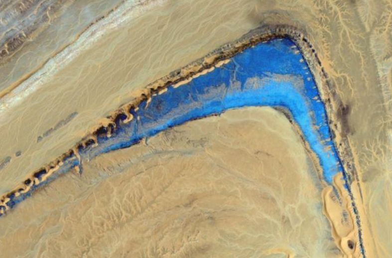 撒哈拉沙漠惊现「神秘蓝倒勾」　Google最新卫星图曝