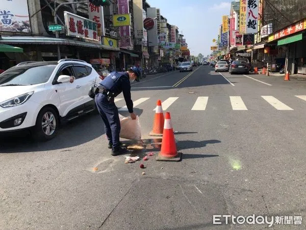 ▲屏東警分局崇蘭派出所警員伍啟銘、警員曾靖芳處理路面油漬，確保交通安全             。（圖／記者陳崑福翻攝，下同）