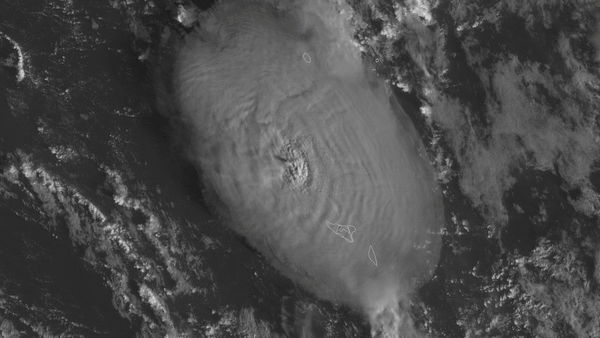 ▲▼東加海底火山「洪加湯加－洪加哈派」（Hunga Tonga-Hunga Ha`apai）噴發衛星照。（圖／路透）