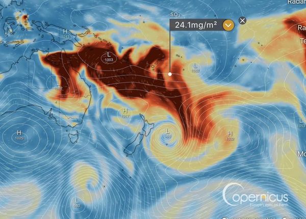 ▲▼歐洲航空監測「哥白尼計畫」（Copernicus Programme）的衛星圖像顯示，一大團二氧化硫逐漸往澳洲飄去。（圖／翻攝臉書Sigatoka Totoka）
