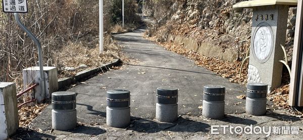 ▲有全國最長吊橋之稱的草屯鎮雙十吊橋，橋頭步道的路障卻被網友發現有如骨灰罈。（圖／民眾提供）