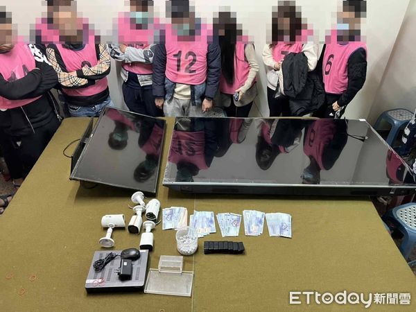 ▲台南市警三分局警方在安南區北安路某透天厝內，查獲21名男女以「天九牌」聚賭，訊後吳姓負責人及賭客依法送辦。（圖／記者林悅翻攝，下同）