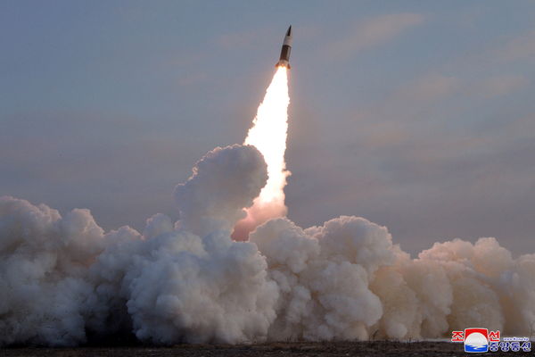 ▲▼北韓17日上午從平壤試射短程彈道飛彈KN-24。（圖／路透社）