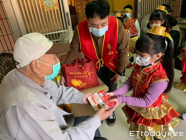 ▲台南市佳里區泑潛幼兒園，特地於送年菜任務的第一天，由鄭如雯老師帶領12名學童，一起為台南市佳里區6位孤老送年菜。（圖／記者林悅翻攝，下同）