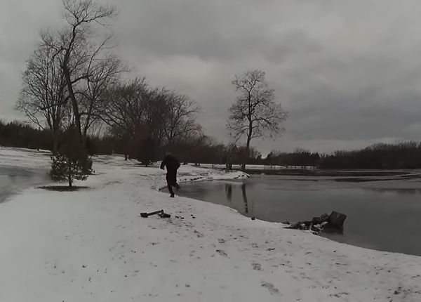 警察奔過冰湖救狗。（圖／翻攝自Lewiston Police Department）