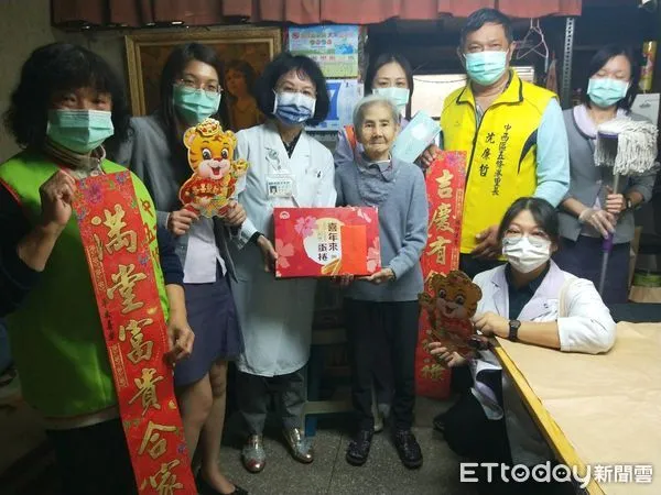 ▲ 台南市郭綜合醫院院長鄭雅敏，率員到五條港里探視社區獨居長者，關心她們的生活，除噓寒問暖致贈春節慰問金及蛋捲等禮盒，並為長者做健康檢查。（圖／記者林悅翻攝，下同）